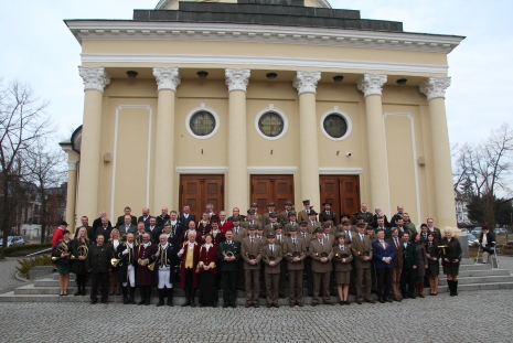 Zdjęcie zespołu przed kościołem pw. św. Jana Vianneya na Sołaczu