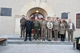 Grupa młodzieży na tle Kolegium Cieszkowskich