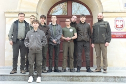 Uczniowie przed budynkiem Kolegium Cieszkowskich