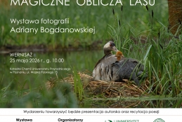 Plakat wydarzenia. Przedstawia żurawia siedzącego w gnieździe na mokradłach, z którego piór na grzbiecie wychyla się małe, rude pisklę. Ptaki otoczone są gęstą, zieloną roślinnością wodną i wysokimi trawami. Górna część grafiki zawiera białe napisy informujące o wystawie fotografii Adriany Bogdanowskiej oraz wernisażu, który odbędzie się 25 maja 2026 roku w Katedrze Chemii Uniwersytetu Przyrodniczego w Poznaniu. Dolny pas plakatu wymienia organizatorów i dodatkowe atrakcje,