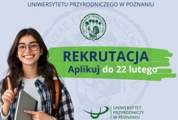 Uśmiechnięta studentka w okularach trzyma notatnik i plecak na tle grafiki informującej o naborze na studia. Centralnym punktem jest zielony pas z napisem „REKRUTACJA Aplikuj do 22 lutego”. Powyżej widnieje nazwa Wydziału Leśnego i Technologii Drewna Uniwersytetu Przyrodniczego w Poznaniu wraz z godłem wydziału przedstawiającym głuszca. Całość dopełnia logo uczelni umieszczone w prawym dolnym rogu na jasnobłękitnym tle.
