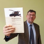Prof. A. Mazur prezentuje monografię