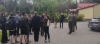 Studenci przed budynkiem Nadleśnictwa Karnieszewice- spotkanie z pracownikami. Fot. Filip Przyłucki