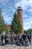 Zdjęcie grupowe studentów przed latarnią morską w Jarosławcu.  Fot. Filip Przyłucki