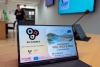 Na pierwszym planie widać przenośny monitor ustawiony na biurku, wyświetlający grafikę powitalną międzynarodowego spotkania grup roboczych projektu EU-PoTaRCh. Ekran informuje o wydarzeniu odbywającym się w dniach 5–6 maja 2026 roku w San Sebastián, prezentując obok napisów kolorowy widok na zatokę i plażę. W rozmytym tle widać wnętrze nowoczesnej sali konferencyjnej z mikrofonem na statywie oraz sylwetkę osoby stojącej przy drzwiach. Jasne oświetlenie i minimalistyczne wyposażenie podkreślają profesjonalny