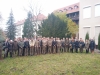 Zdjęcie grupowe przed budynkiem Kolegium Cieszkowskich