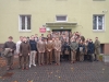 Zdjęcie grupowe przed budynkiem domu studenckiego Przylesie