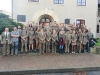 Zdjęcie grupowe uczniów i nauczycieli na tle Kolegium Cieszkowskich