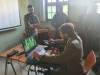 Uczeń próbuje swoich sił na symulatorze