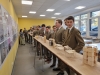 Młodzież ogląda projekty mebli, wykonane przez studentów