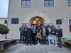 Młodzież z Technikum Leśnego na schodach Kolegium Cieszkowskich