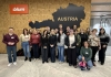 Zdjęcie grupowe uczestników warsztatów z prowadzącym – pamiątkowy moment na tle mapy Austrii i logo firmy Blum.