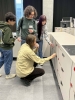 Testowanie ergonomii szafek i mechanizmów Blum – studenci oceniają łatwość obsługi i dostępność wybranych rozwiązań meblowych.