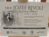 Jasna tablica informacyjna z nagłówkiem „PROF. JÓZEF RIVOLI w 100. rocznicę śmierci 1926 – 2026”. Zawiera czarno-biały portret profesora w czapce, opis wystawy oraz informację o inauguracji obchodów 160-lecia Towarzystwa Leśnego w Wielkopolsce. Na dole widnieje data 16 lutego 2026 r., adres Kolegium Cieszkowskich w Poznaniu oraz logotypy organizatorów, w tym Uniwersytetu Przyrodniczego w Poznaniu.