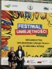 Dwie kobiety stoją na scenie na tle dużej, żółtej ścianki z napisem „Festiwal Umiejętności 2026”. Prelegentka po lewej stronie trzyma mikrofon i przemawia, podczas gdy jej towarzyszka w ciemnej marynarce słucha z dłońmi splecionymi przed sobą. Tło wydarzenia zdobią kolorowe grafiki w stylu komiksowym oraz logotypy organizatorów, w tym Wojewódzkiego Urzędu Pracy w Zielonej Górze.