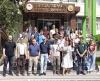 Większość uczestników pozuje na schodach przed budynkiem z napisem "BURSA ORMAN BÖLGE MÜDÜRLÜĞÜ" nad wejściem. Budynek ma nowoczesną fasadę z zielonymi akcentami, a niektórzy z obecnych stoją w pierwszym rzędzie, podczas gdy reszta zajmuje wyższe stopnie.