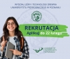 Uśmiechnięta studentka w okularach trzyma notatnik i plecak na tle grafiki informującej o naborze na studia. Centralnym punktem jest zielony pas z napisem „REKRUTACJA Aplikuj do 22 lutego”. Powyżej widnieje nazwa Wydziału Leśnego i Technologii Drewna Uniwersytetu Przyrodniczego w Poznaniu wraz z godłem wydziału przedstawiającym głuszca. Całość dopełnia logo uczelni umieszczone w prawym dolnym rogu na jasnobłękitnym tle.